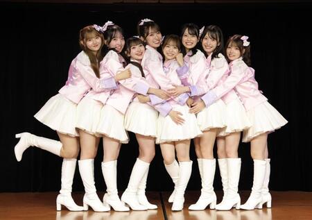公演を前に笑顔でポーズを決めるＡＫＢ４８の（左から）久保姫菜乃、山口結愛、山﨑空、山内瑞葵、倉野尾成美、新井彩永、坂川陽香、橋彩音（撮影・西岡正）