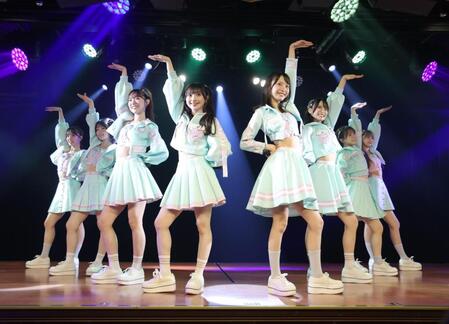「夢のポップスター」公演でポーズを決めるＡＫＢ４８の初日メンバー（撮影・西岡正）