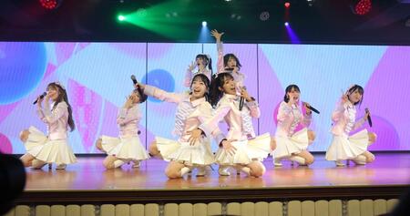 「夢のポップスター」公演で熱唱するＡＫＢ４８の初日メンバー（撮影・西岡正）