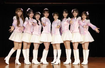 公演を前に笑顔でポーズを決めるＡＫＢ４８の（左から）久保姫菜乃、山口結愛、山﨑空、山内瑞葵、倉野尾成美、新井彩永、坂川陽香、橋彩音＝東京・外神田のＡＫＢ４８劇場（撮影・西岡正）