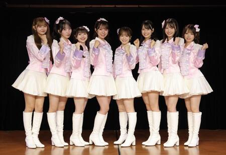 公演を前に笑顔でポーズを決めるＡＫＢ４８の（左から）久保姫菜乃、山口結愛、山﨑空、山内瑞葵、倉野尾成美、新井彩永、坂川陽香、橋彩音（撮影・西岡正）