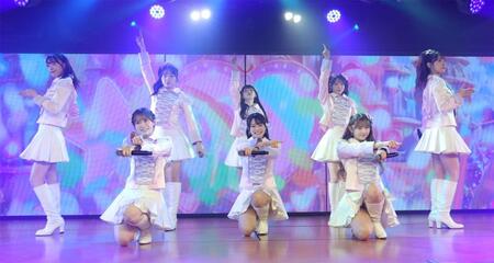 「夢のポップスター」公演でポーズを決めるＡＫＢ４８の初日メンバー（撮影・西岡正）