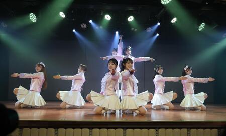 「夢のポップスター」公演で熱演するＡＫＢ４８の初日メンバー（撮影・西岡正）