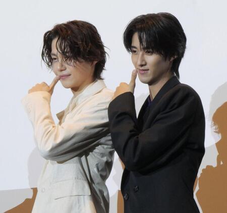 「イイじゃんポーズ」で撮影に応じた今井竜太郎（左）、曽野舜太