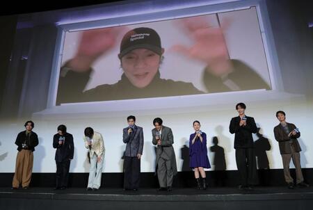 オンラインで出演の窪田正孝（上）に向かってあいさつする出演者（撮影・西岡正）
