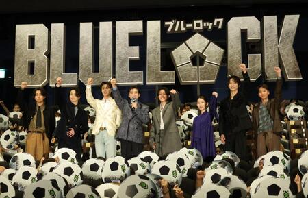 そろって声を上げる（左から）倉悠貴、綱啓永、Ｋ、高橋文哉、櫻井海音、畑芽育、野村康太、青木柚（撮影・西岡正）