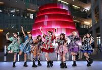 「ひんやりＫＩＴＴＥ」オープニングセレモニーで「倍倍ＦＩＧＨＴ！」を披露したＣＡＮＤＹ　ＴＵＮＥ（左から）小川奈々子、福山梨乃、南なつ、立花琴未、村川緋杏、宮野静、桐原美月（撮影・伊藤笙子）