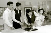　料理番組「ごちそうさま」で家族４人で収録に臨む＝１９８９年１２月