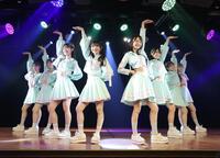 「夢のポップスター」公演でポーズを決めるＡＫＢ４８の初日メンバー（撮影・西岡正）