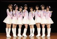 公演を前に笑顔でポーズを決めるＡＫＢ４８の（左から）久保姫菜乃、山口結愛、山﨑空、山内瑞葵、倉野尾成美、新井彩永、坂川陽香、橋彩音（撮影・西岡正）