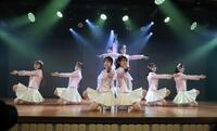 「夢のポップスター」公演で熱演するＡＫＢ４８の初日メンバー（撮影・西岡正）