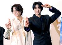 ポーズを決める今井竜太郎（左）と曽野舜太