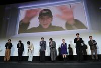 オンラインで出演の窪田正孝（上）に向かってあいさつする出演者（撮影・西岡正）