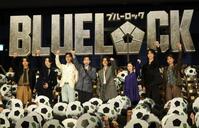 そろって声を上げる（左から）倉悠貴、綱啓永、Ｋ、高橋文哉、櫻井海音、畑芽育、野村康太、青木柚（撮影・西岡正）