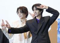 「滅ポーズ」で撮影に応じた今井竜太郎（左）、曽野舜太