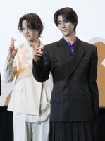 おのおの役の変身ポーズを披露する今井竜太郎（左）、曽野舜太