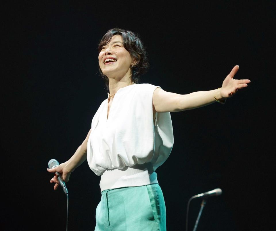　ステージで笑顔を見せる今井美樹