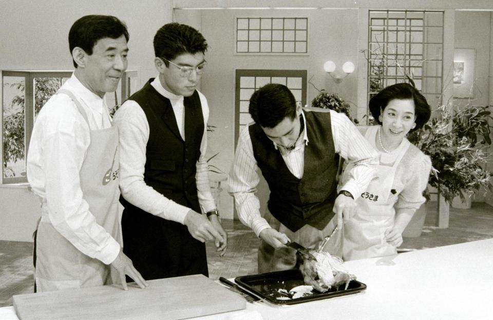 　料理番組「ごちそうさま」で家族４人で収録に臨む＝１９８９年１２月