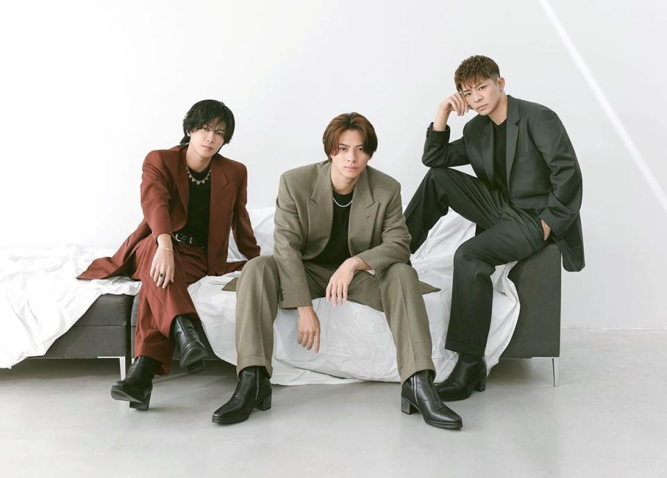 「Ｎｕｍｂｅｒ＿ｉ」の（左から）神宮寺勇太、平野紫耀、岸優太ⒸＴＯＢＥ　Ｃｏ．，　Ｌｔｄ．