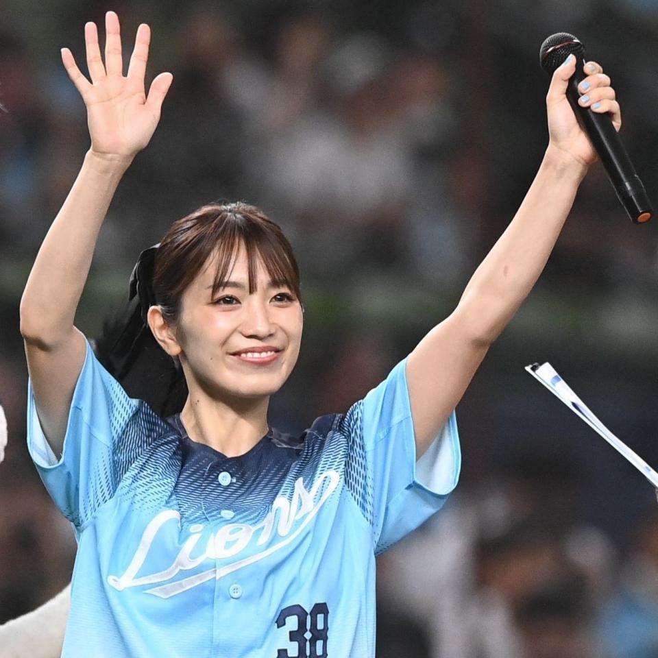 西武対オリックスでセレモニアルピッチ、笑顔で手を振るｍｉｗａ（２日）
