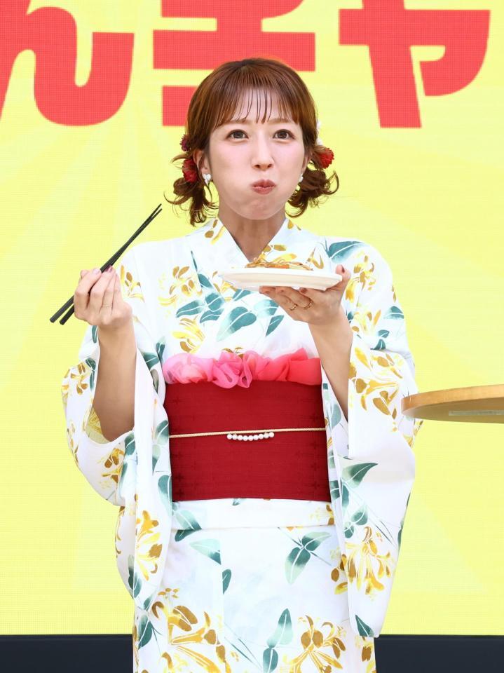 「焼きそばはマルちゃん　２０２６」発表会でゲームを見事クリアし、大好きな焼きそばをほおばる