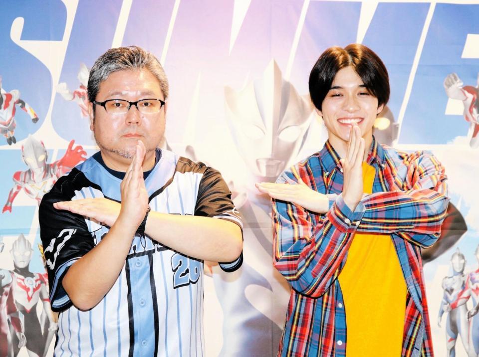 「ウルトラマンテオ」の特技監督・辻本貴則氏（左）とポーズを決める岩崎碧