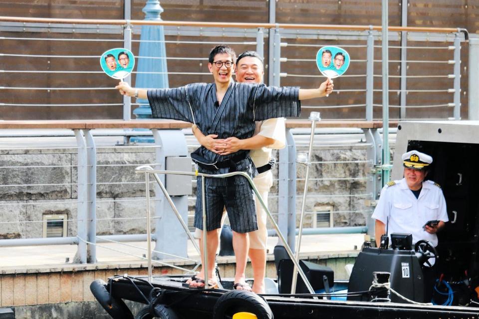 道頓堀川のクルーズ船上でタイタニックのポーズを決めるアンタッチャブルの柴田英嗣（手前）と山崎弘也
