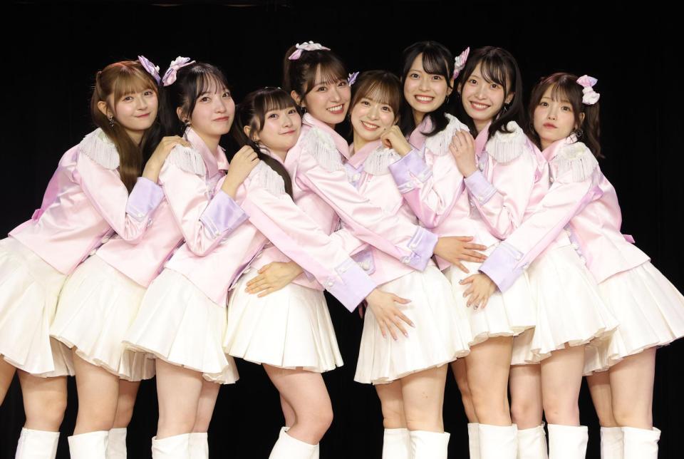 公演を前に笑顔でポーズを決めるＡＫＢ４８の（左から）久保姫菜乃、山口結愛、山﨑空、山内瑞葵、倉野尾成美、新井彩永、坂川陽香、橋彩音（撮影・西岡正）
