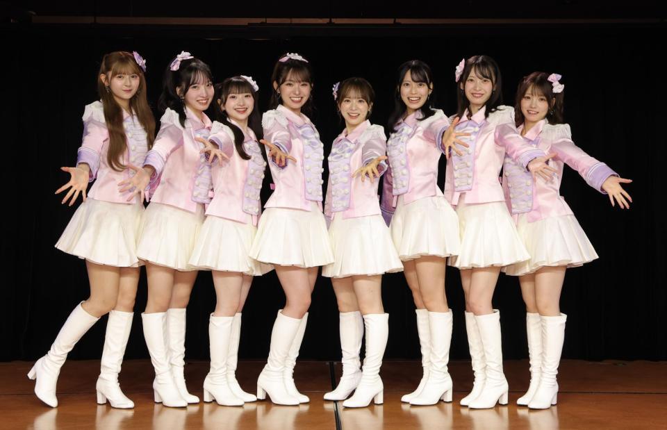 公演を前に笑顔でポーズを決めるＡＫＢ４８の（左から）久保姫菜乃、山口結愛、山﨑空、山内瑞葵、倉野尾成美、新井彩永、坂川陽香、橋彩音＝東京・外神田のＡＫＢ４８劇場（撮影・西岡正）