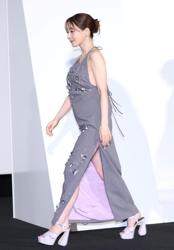グレーのドレス姿で登場した田中みな実（撮影・伊藤笙子）