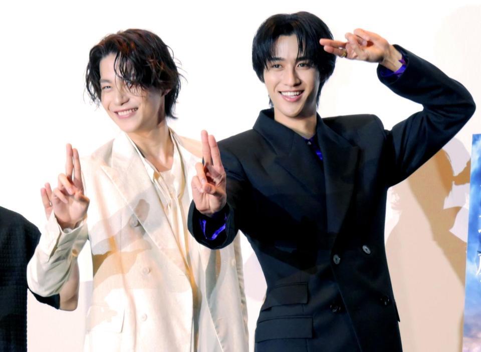 ポーズを決める今井竜太郎（左）と曽野舜太
