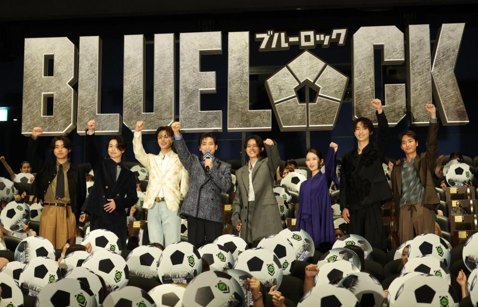 そろって声を上げる（左から）倉悠貴、綱啓永、Ｋ、高橋文哉、櫻井海音、畑芽育、野村康太、青木柚（撮影・西岡正）