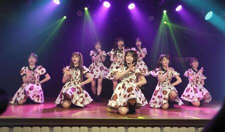 「夢のポップスター」公演で熱唱するＡＫＢ４８の初日メンバー（撮影・西岡正）
