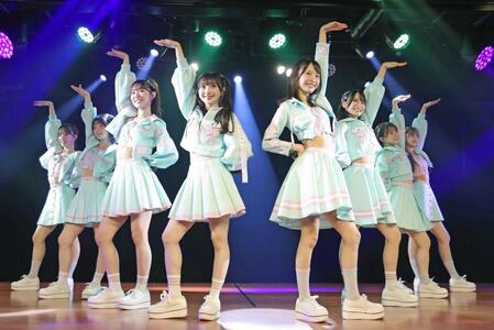 「夢のポップスター」公演でポーズを決めるＡＫＢ４８の初日メンバー（撮影・西岡正）　