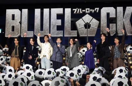 そろって声を上げる（左から）倉悠貴、綱啓永、Ｋ、高橋文哉、櫻井海音、畑芽育、野村康太、青木（撮影・西岡正）