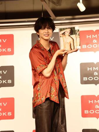 ２ｎｄ写真集「Ｉｎ　Ｍｏｔｉｏｎ」刊行記念プレス取材会でお気に入りページを披露