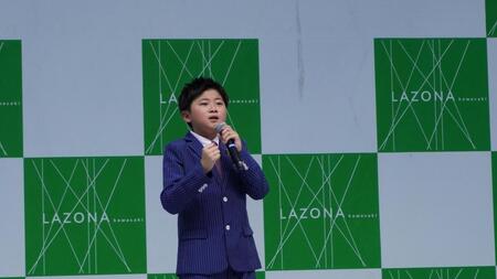 熱唱する西山琳久©ＫＩＮＧ　ＲＥＣＯＲＤ