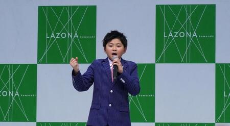 熱唱する西山琳久©ＫＩＮＧ　ＲＥＣＯＲＤ