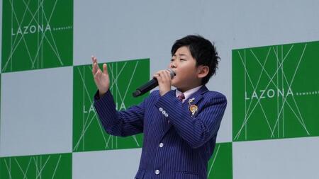 熱唱する西山琳久©ＫＩＮＧ　ＲＥＣＯＲＤ