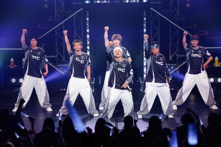 ツアー初日を迎えたＤＡ　ＰＵＭＰのＩＳＳＡ（前）と（後列左から）ＹＯＲＩ、Ｕ-ＹＥＡＨ、ＫＥＮＺＯ、ＫＩＭＩ、ＴＯＭＯ