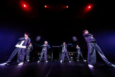 ツアー初日を迎えたＤＡ　ＰＵＭＰの（左から）ＹＯＲＩ、ＫＥＮＺＯ、ＩＳＳＡ、ＫＩＭＩ、Ｕ-ＹＥＡＨ、ＴＯＭＯ