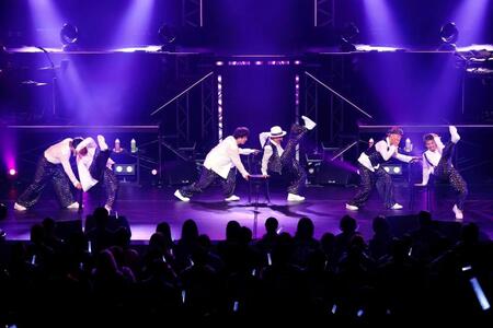 ツアー初日を迎えたＤＡ　ＰＵＭＰの（左から）ＫＥＮＺＯ、ＫＩＭＩ、ＹＯＲＩ、ＩＳＳＡ、、ＴＯＭＯ、Ｕ-ＹＥＡＨ