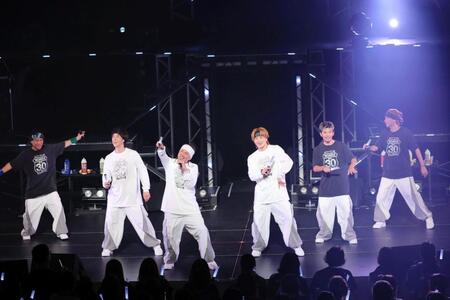 ツアー初日を迎えたＤＡ　ＰＵＭＰの（左から）ＫＩＭＩ、ＹＯＲＩ、ＩＳＳＡ、ＫＥＮＺＯ、Ｕ-ＹＥＡＨ、ＴＯＭＯ