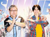 「ウルトラマンテオ」の特技監督・辻本貴則氏（左）とポーズを決める岩崎碧