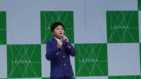 熱唱する西山琳久©ＫＩＮＧ　ＲＥＣＯＲＤ