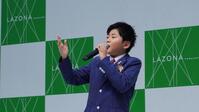 熱唱する西山琳久©ＫＩＮＧ　ＲＥＣＯＲＤ