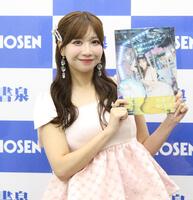 写真集を見せるＳＫＥ４８の太田彩夏
