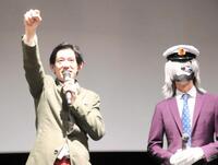 映画「怪奇タクシー　布告を知らぬ者達に」の舞台あいさつに出演した永山竜弥（左）、映画プロデューサーの岩田将克氏＝大阪市内