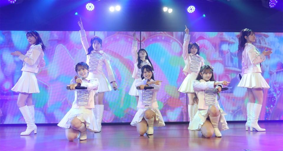 「夢のポップスター」公演でポーズを決めるＡＫＢ４８の初日メンバー（撮影・西岡正）
