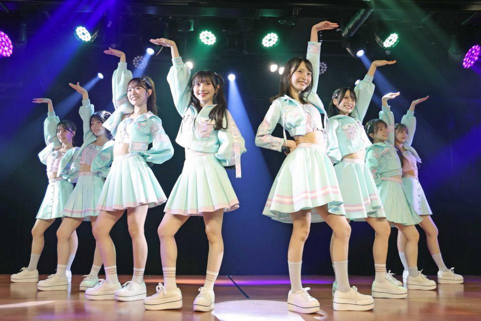 「夢のポップスター」公演でポーズを決めるＡＫＢ４８の初日メンバー（撮影・西岡正）　